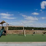 4 Bed In Newport 90251