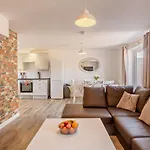 3 Bed In Newport 90250