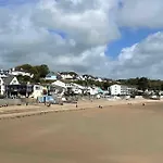 Stylish Saundersfoot 2-Bed Seaview Apartment, Balcony & Parking