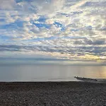 Central Hove Quiet Top Floor Flat With Terrace
