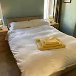 Lovely 2 Bedroom House Overlooking Park, Free Parking