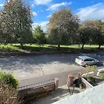 Lovely 2 Bedroom House Overlooking Park, Free Parking
