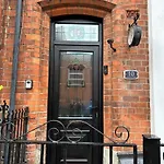 Charming City Home, Beside The Serene Ormeau Park