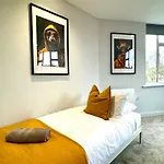 Incredible Large 3 Bedroom Apartment - Sleeps 8!