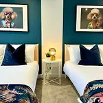 Incredible Large 3 Bedroom Apartment - Sleeps 8!