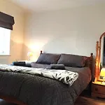 3Br House In Convenient Location-Ample Parking