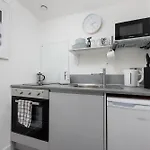Stunning Central Plymouth Studio Apartment - Sleeps 2 - Habita Property