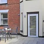 1 Cumberland Close