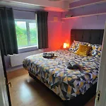 Private Entire House - 3 Bedrooms Garden Parking