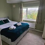 Private Entire House - 3 Bedrooms Garden Parking