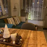 Looe - Super Stylish And The Only Two Private Apartments In This 17Th Century Cottage - Apartment 2 Has A Kids Cabin Bunk Room - Book Both Apartments For One Large House As There Is A Private Connecting Door In Lobby!!