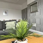Charming Apartment Near Broad Green Hospital