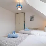 Light Airy 3 Bed Town Cntr Flat 700M To The Beach