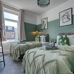 3-Br Modern Luxurious Townhouse , Sleeps 8, Central Location With Free On-Street Parking Permit - Easter Special Offer!! - By Blue Puffin Stays