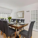 Stunning Property Seaviews, Private Pool & Parking