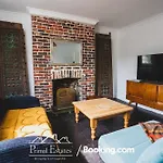 Three Bed House By Primal Estates Short Lets In Brighton - Free Parking Included