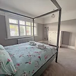 Four Bedroom Family Abode With Hot Tub, Garden And Bbq