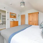 Lakeside House On Retallack Resort With Hot Tub 110