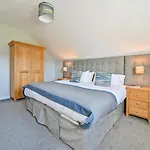 Lakeside House On Retallack Resort With Hot Tub 110