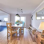 Sunny Days: Beautiful Spacious 4 Bed House
