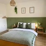 Central, Modern Apartment