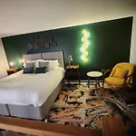 Pinnacle Suites Hotel