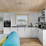 Middle Thorne, Great Field Lodges