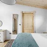 Middle Thorne, Great Field Lodges