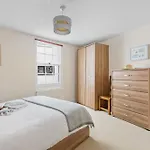 3 Bell Court - Large Apartment Close To Historic Market And Quay