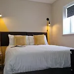 Apartment Three - Free Private Car Park - Sleeps 6 - 3 Shower Rooms - By Ocean City Retreats