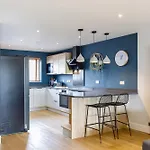 Free Parking Stylish & Modern 4-Bedroom Home With Sea Views