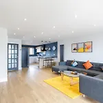 Free Parking Stylish & Modern 4-Bedroom Home With Sea Views
