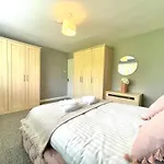 Refurbished 4-Br House Near Beach And The Downs