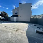 New Modern Apartment With Free Private Parking