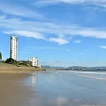 Lovely 2-Bedrooms Apartment Step To The Beach