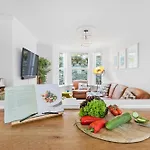 Kessel House - Outstanding Family Home, Close To Town Centre