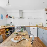 Kessel House - Outstanding Family Home, Close To Town Centre