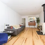 Large Townhouse Just 2 Minutes From The Sea/I360!