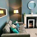 High Barnes 3 Bed House With Parking, Sleeps 7, Quiet Location