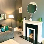 High Barnes 3 Bed House With Parking, Sleeps 7, Quiet Location