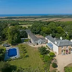 Red River Stables - Peaceful, Beautiful Grounds, Swimming Pool, Central Location For West Cornwall