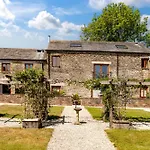 Threshing Barn At East Trenean Farm -Stunning Cornish Cottage Sleeping 6 With Hot Tub, Private Garden, Rural Views And Ev Facilities
