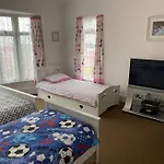 Barbie House ,Opposite The Beach & Paignton Pier , 2 Bedroom Apartment With Private Car Space & Garden , Free Access Next Door To The Stunning Ballet & Make Up School & A Beautiful Ladys Beauty Salon (Adults Only)