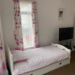 Barbie House ,Opposite The Beach & Paignton Pier , 2 Bedroom Apartment With Private Car Space & Garden , Free Access Next Door To The Stunning Ballet & Make Up School & A Beautiful Ladys Beauty Salon (Adults Only)