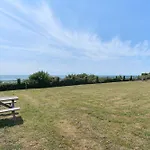 Beautiful 3 Bed Apt With Stunning Countryside Views & Parking - Close To Ventnor, Shanklin & Sandown - 5 Mins To Beach - Ideal For Friends, Families, & Business Travellers Stays - Dog Friendly