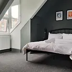 Styles & White Stays - Central Newquay