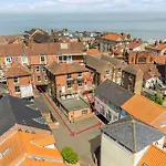 Stylish Coastal 2-Bed Apartment With Parking