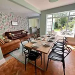 Spacious Semi-Detached Southsea House, Free Parking On Drive