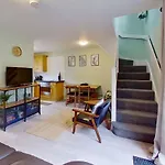 34 Strawberry Hill, Tolroy Manor