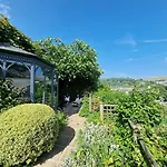 16 Clarence Hill - Iconic Dartmouth House With Enchanting Garden